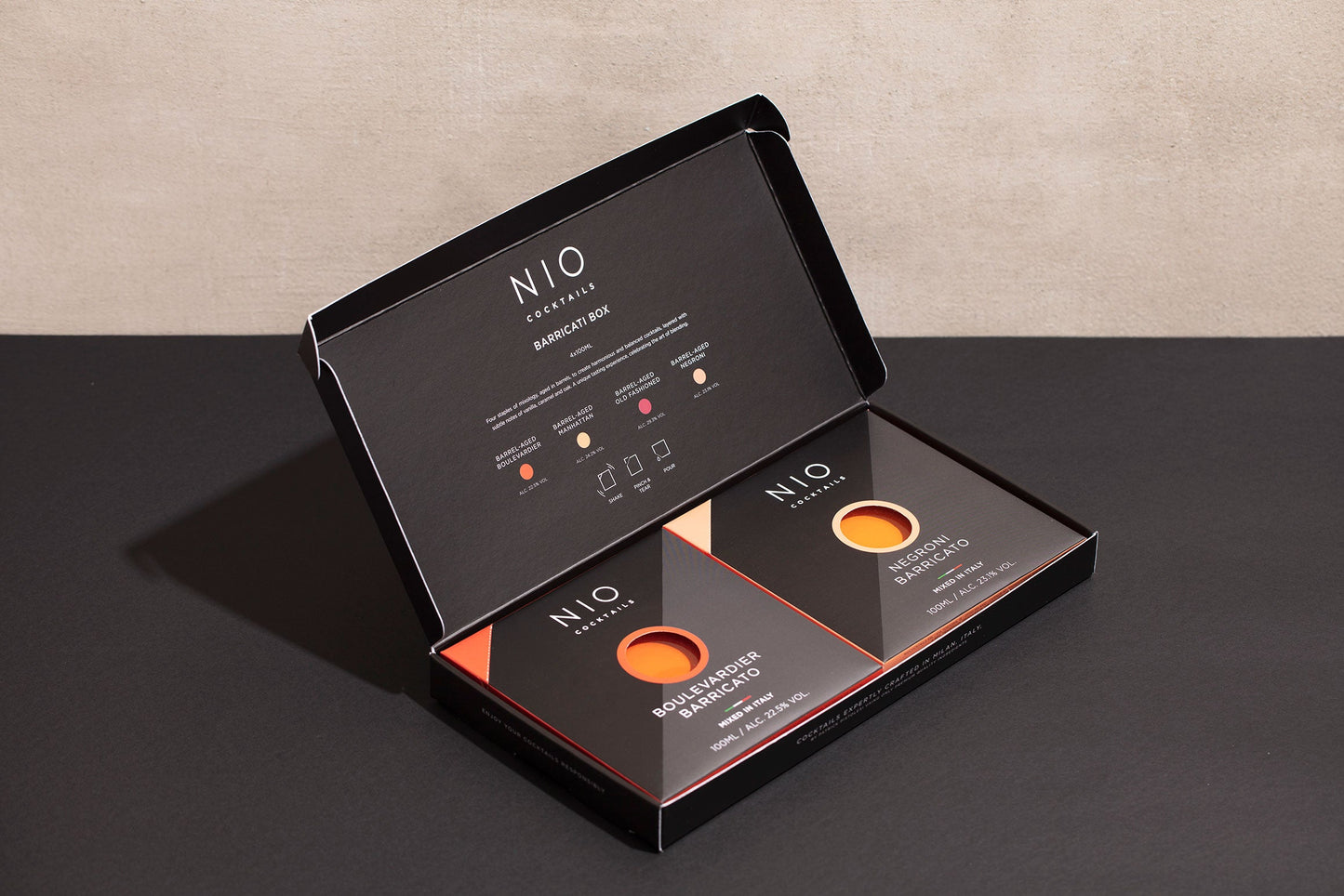 Cele patru pietre de temelie ale mixologiei, învechite în butoaie de stejar, pentru un profil aromatic și mai armonios, cu un spirt de alcool mai moale, mai rotunjit, sporit de notele de vanilie, caramel și picante ale lemnului. O tendință de mixologie pentru adevărații cunoscători și, până de curând, câteva cocktail-baruri internaționale selectate.