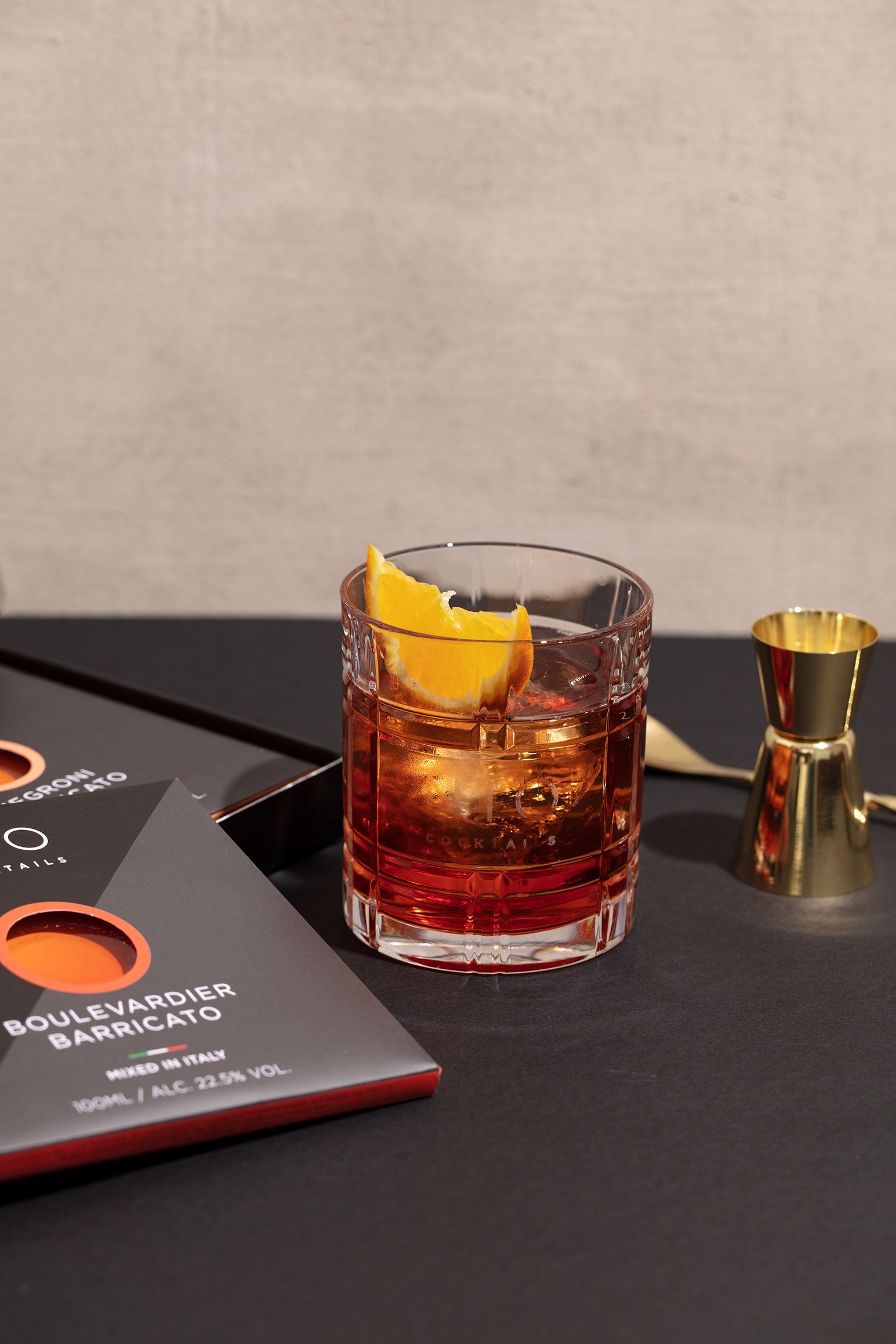  Cele patru pietre de temelie ale mixologiei, învechite în butoaie de stejar, pentru un profil aromatic și mai armonios, cu un spirt de alcool mai moale, mai rotunjit, sporit de notele de vanilie, caramel și picante ale lemnului. O tendință de mixologie pentru adevărații cunoscători și, până de curând, câteva cocktail-baruri internaționale selectate.